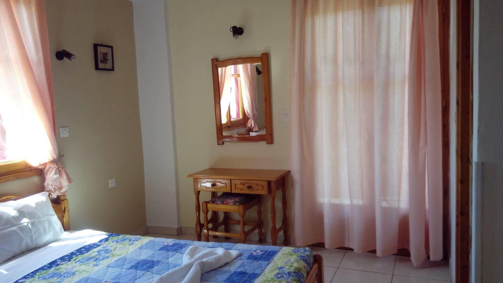 Anessis Cosmos Aparthotel Anaxos Buitenkant foto